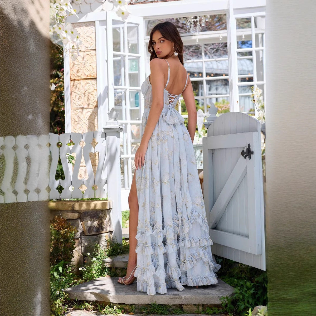 FREJA KJOLE | Lang kjole med blomsterprint, flæser og slids