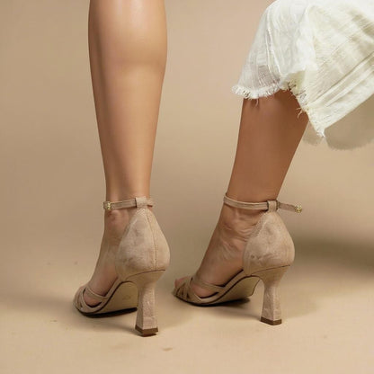 MONICA HØJE SANDALER | Flettet Design & Gyldne Detaljer